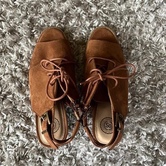 Brand new - Never worn Womans 7 1/2 open toe wedge heels - Picture 2 of 4